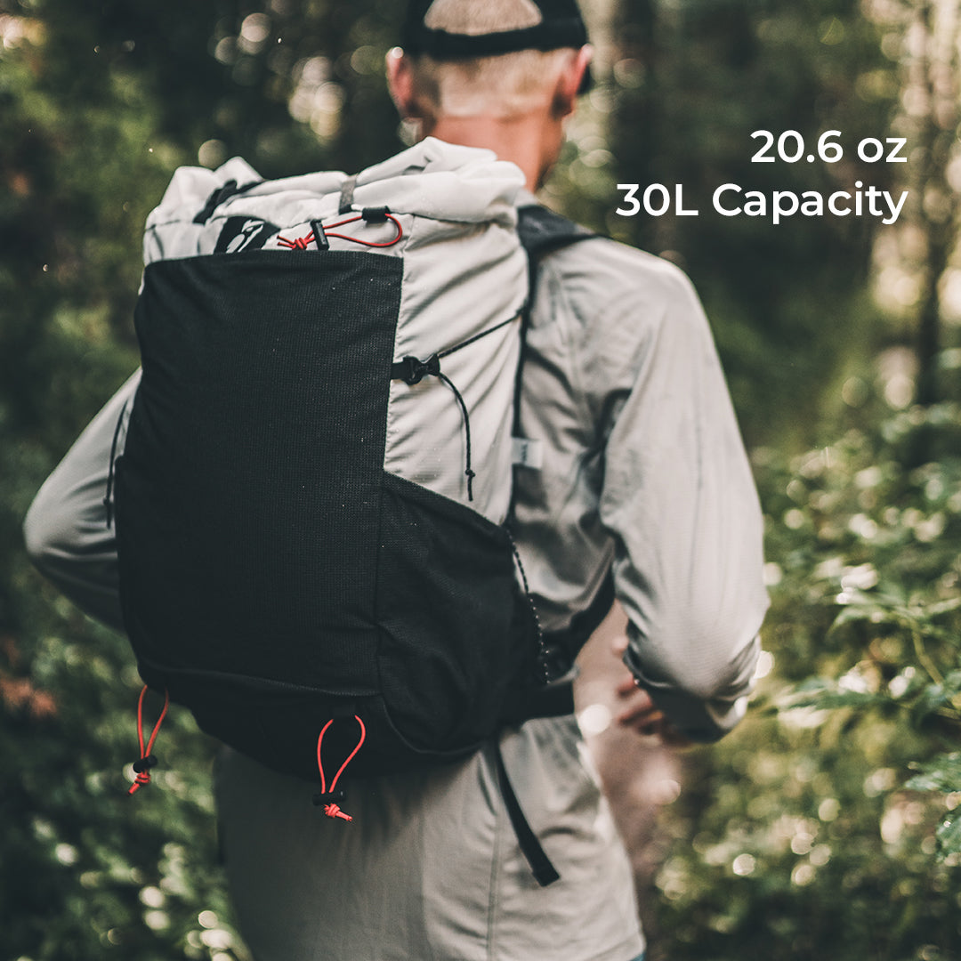 rear view of trail runner wearing Skyline Fastpack. Text on screen says, "20.6 oz, 30L Capacity."